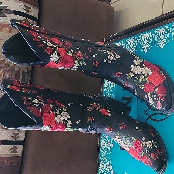 Lane Shoes - Lane !!Gorgeous!! Red Rose Western Boots, Size 9B